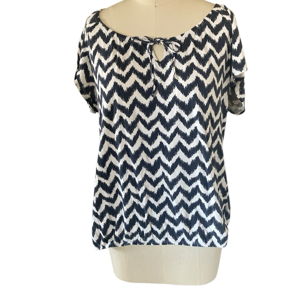 Chevron Patterned Navy and White Women's short sleeve Top with front tie, Sz XL
